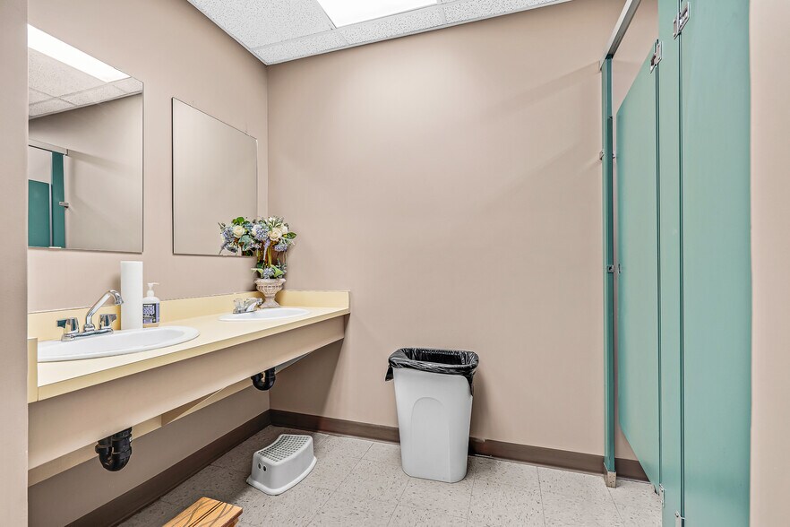 More Photos Of 4916 50 Av, Lloydminster General Retail For Lease