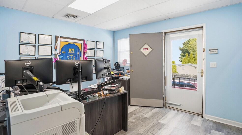 More Photos Of 18 Unqua Rd, Massapequa Loft Creative Space For Sale