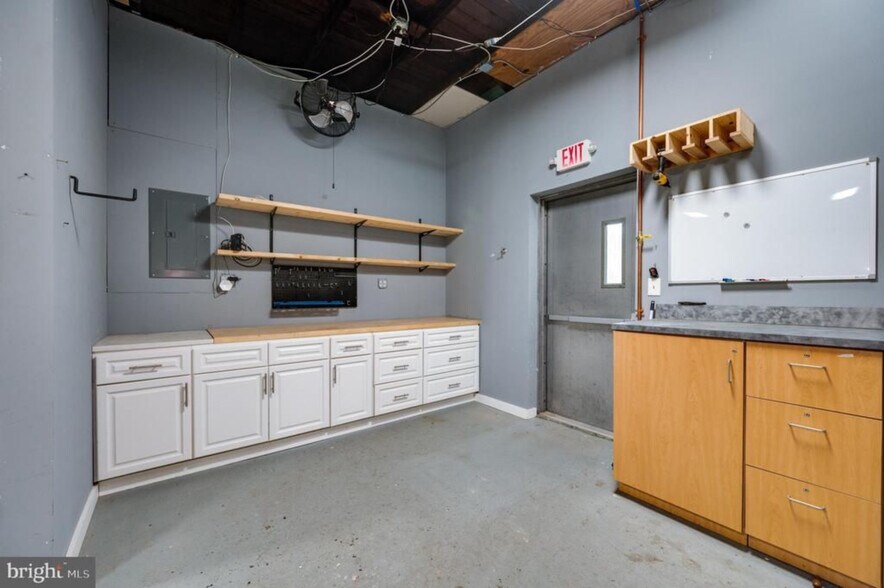 More Photos Of 519 Main St, Blandon Flex For Sale