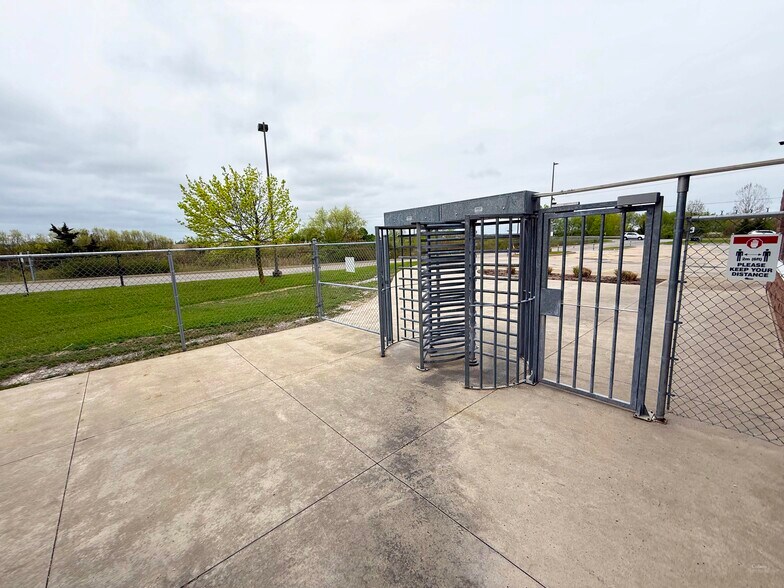 More Photos Of 2032 First St Louth, St Catharines Manufacturing For Sale