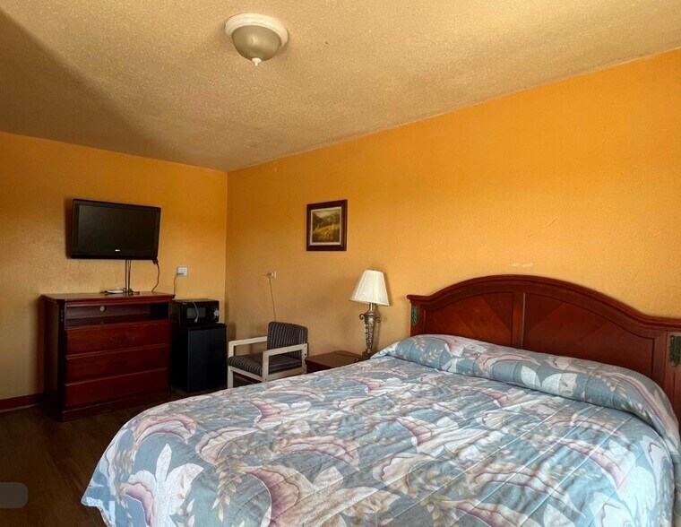 More Photos Of 1041 Westpoint Ave, Colorado City Hotel For Sale