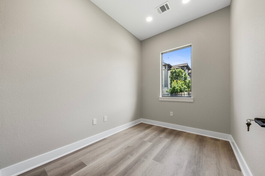 More Photos Of 213 Bella Katy Dr, Katy Medical For Lease