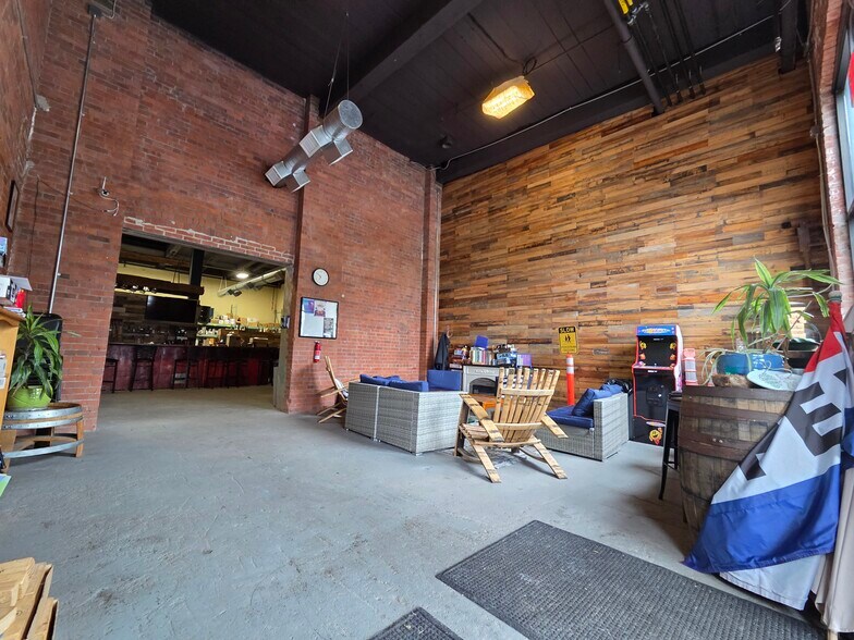 More Photos Of 725 Main St, Middletown Storefront For Lease