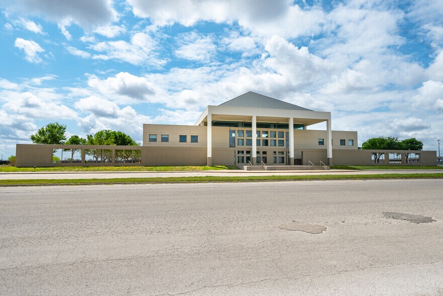 More Photos Of 1024 Texas Yes Blvd, Robstown Office For Lease