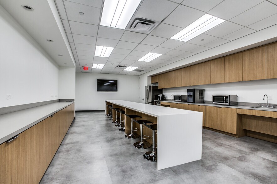 More Photos Of 3100 McKinnon St, Dallas Office For Lease