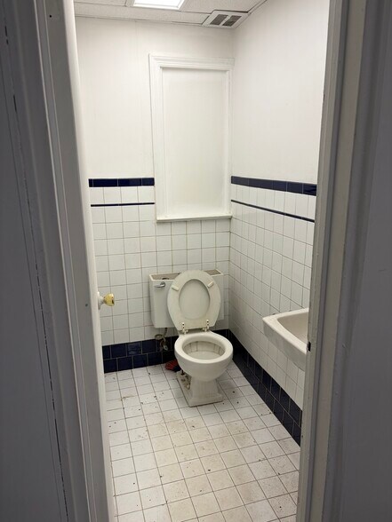 More Photos Of 2425 Long Beach Rd, Oceanside Flex For Lease