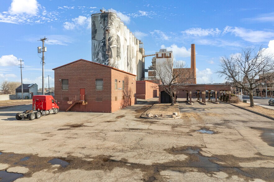 More Photos Of 324 N Riverfront Dr, Mankato Manufacturing For Sale