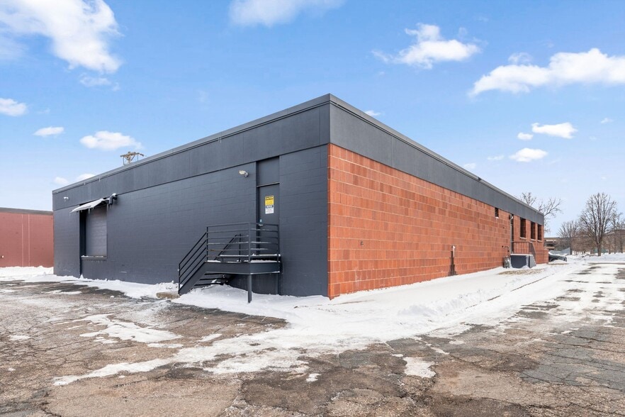 More Photos Of 124 Eva St, Saint Paul Light Manufacturing For Sale