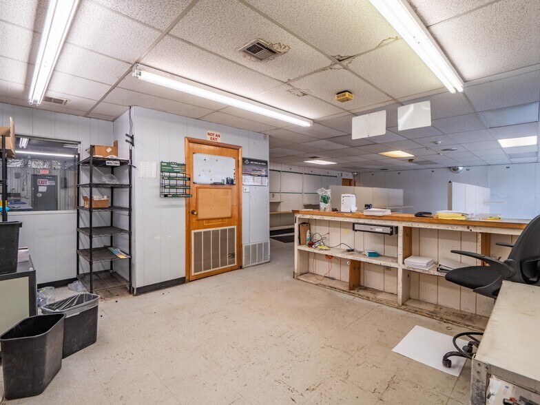 More Photos Of 1 W Choctaw Ave, Mcalester Flex For Sale