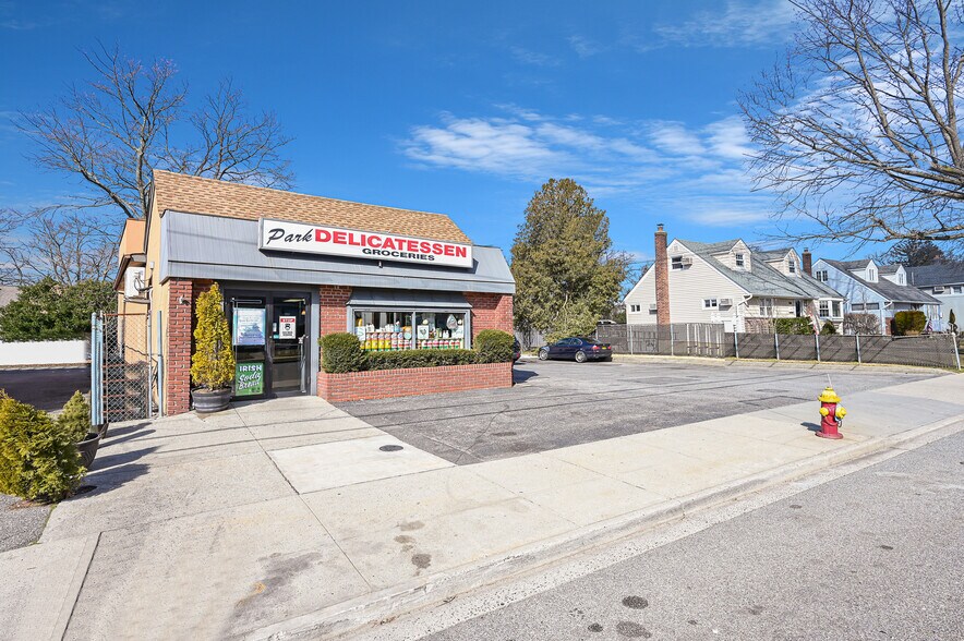 Primary Photo Of 1420 Park Ave, Merrick Convenience Store For Sale
