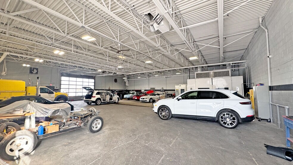 More Photos Of 601 W Roosevelt Rd, West Chicago Auto Dealership For Lease