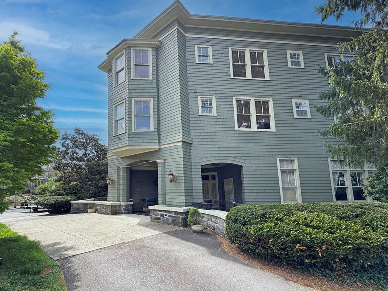 Primary Photo Of 301 E Chestnut St, Asheville Hotel For Lease