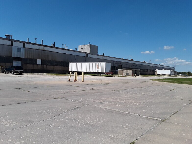 More Photos Of 1601 General Electric Rd, Bloomington Warehouse For Lease