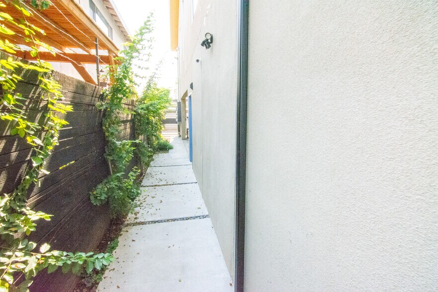 More Photos Of 2006 S Corning St, Los Angeles Apartments For Sale