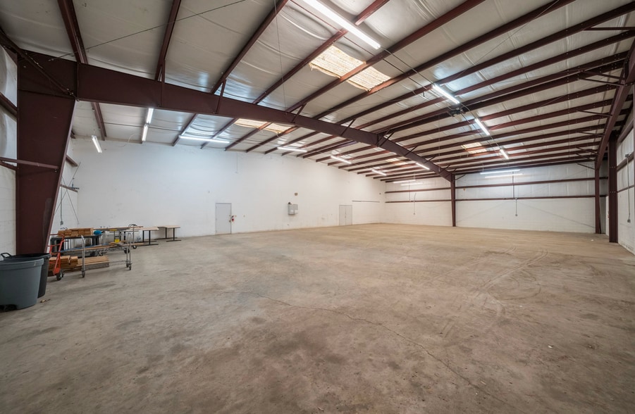 More Photos Of 501 Central Park Dr, Sanford Warehouse For Lease