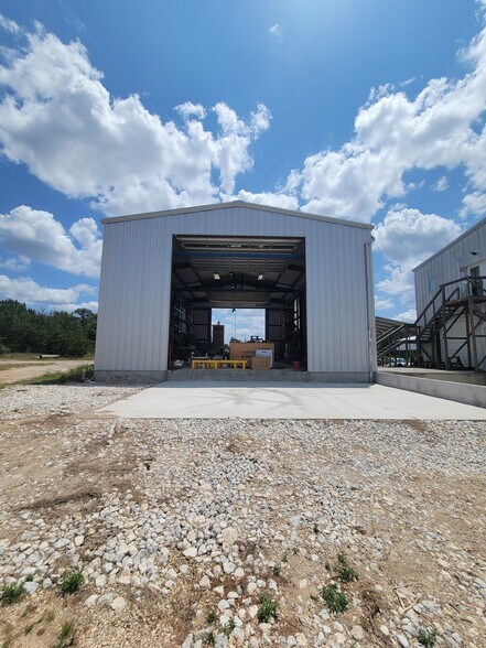 More Photos Of 604 Bonita Dr, Blanco Industrial For Lease