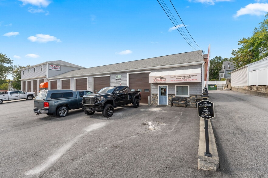 More Photos Of 25 Grand Ave, Cumberland Auto Repair For Lease
