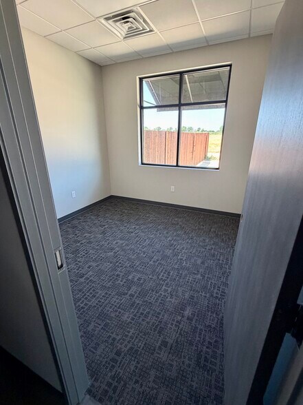 More Photos Of 6840 Rendon Bloodworth Rd, Fort Worth Flex For Lease