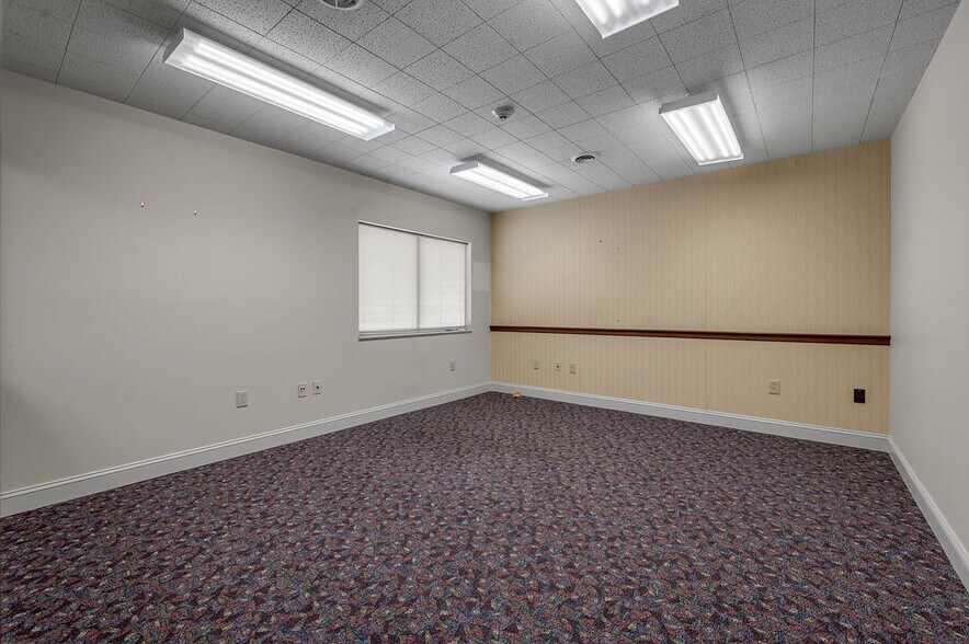 More Photos Of 250 Crossfield Dr, Versailles Industrial For Lease