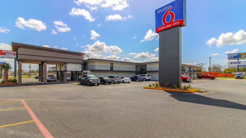 More Photos Of 110 E Highway 6, Alvin Hotel For Sale