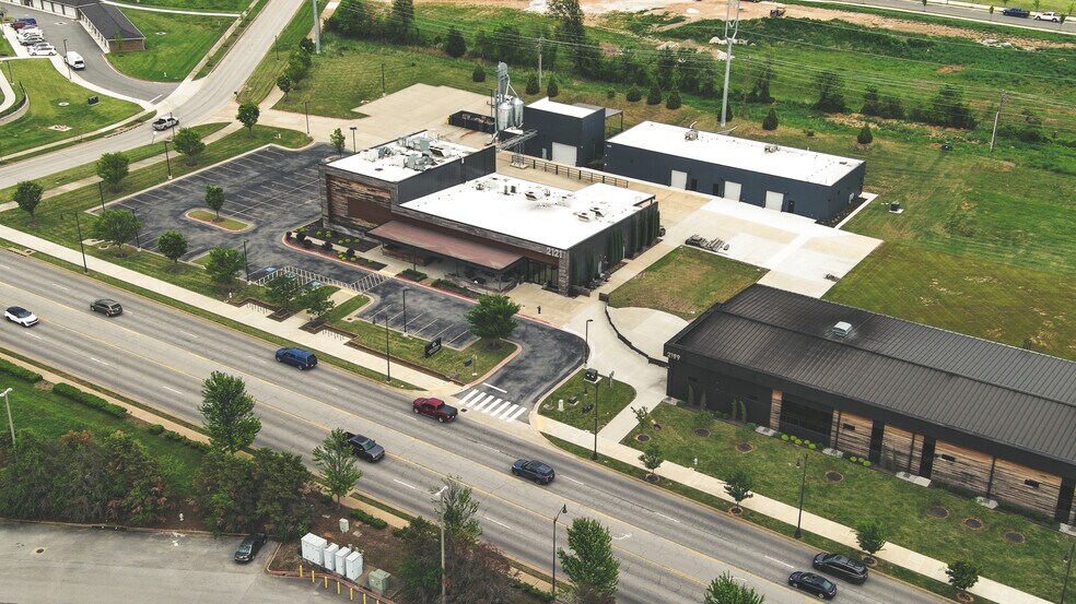 More Photos Of 2121 S Bellview Rd, Rogers Freestanding For Lease