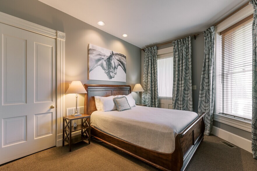 More Photos Of 300 Madison Pl, Lexington Apartments For Sale