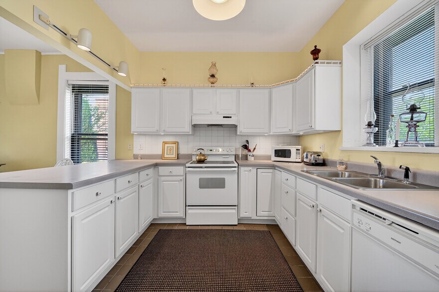 More Photos Of 210 W High St, Orangeville Hospitality For Sale