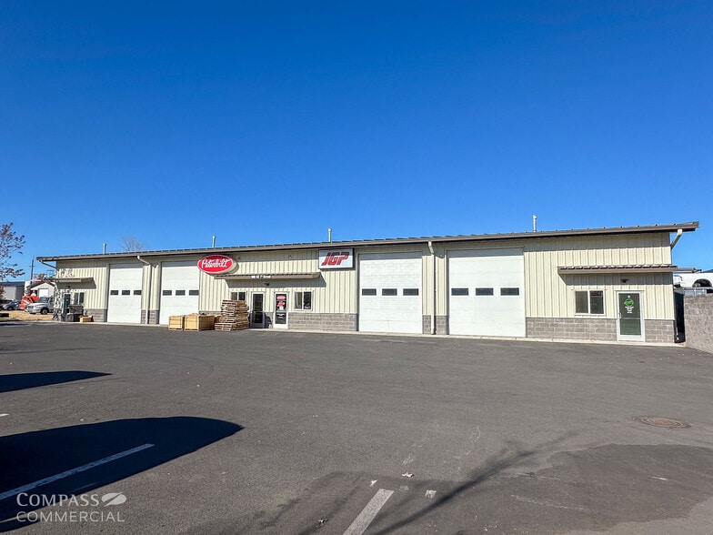 Primary Photo Of 909 NE 7th St, Redmond Manufacturing For Lease