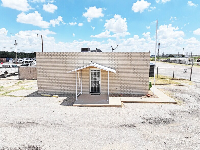 More Photos Of 1003 S County Rd W, Odessa Office For Lease