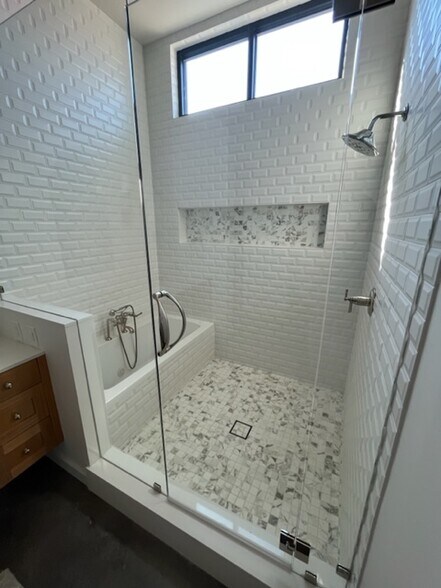 More Photos Of 4780 Iberia Ave, Dallas Showroom For Sale