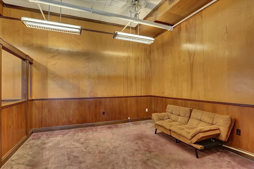 More Photos Of 701 E Hay St, York Warehouse For Lease