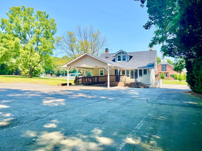 More Photos Of 2546 Reynolda Rd, Winston-Salem Medical For Lease