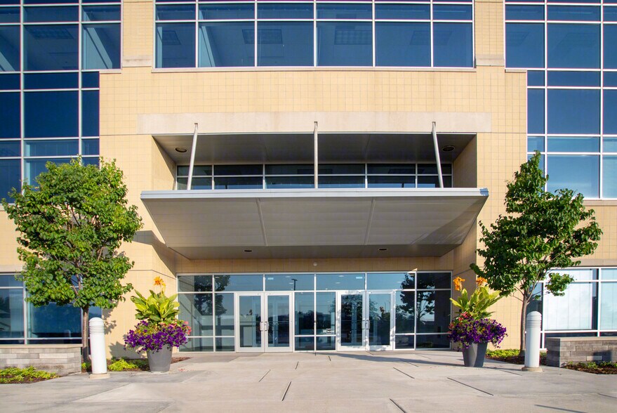 More Photos Of 10361 Innovation Dr, Milwaukee Office For Lease