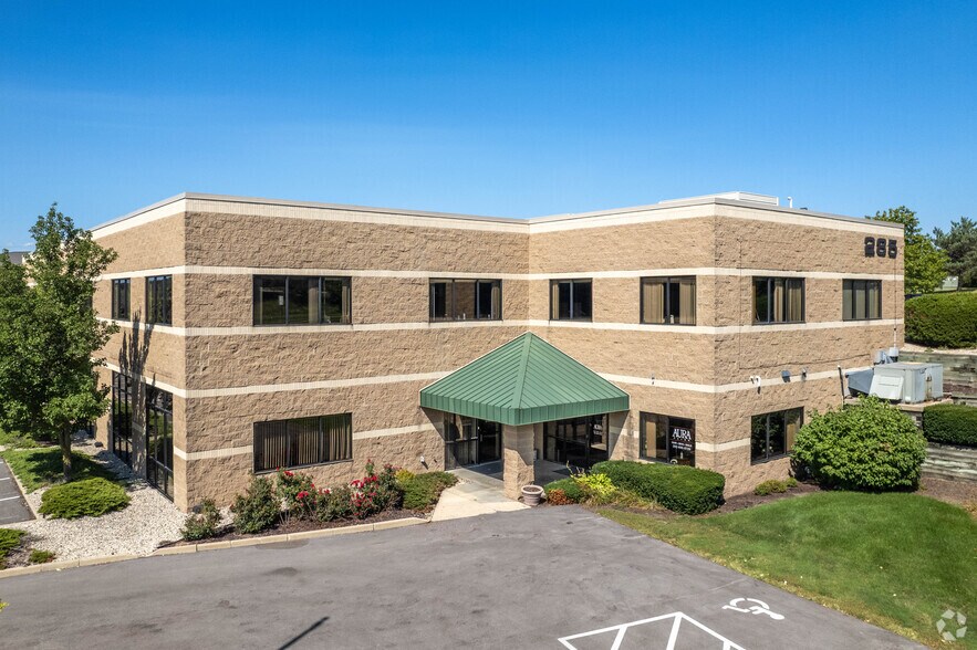 More Photos Of 285 Forest Grove Dr, Pewaukee Office For Lease