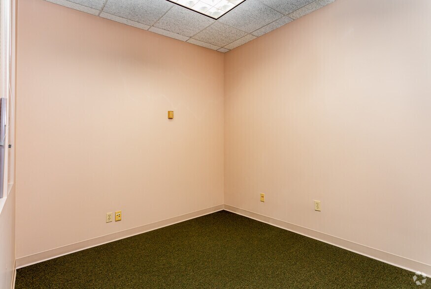 More Photos Of 4210 Metro Pky, Fort Myers Office For Lease