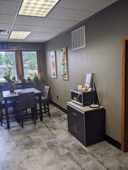 More Photos Of 2900 SW Wanamaker Dr, Topeka Office For Lease