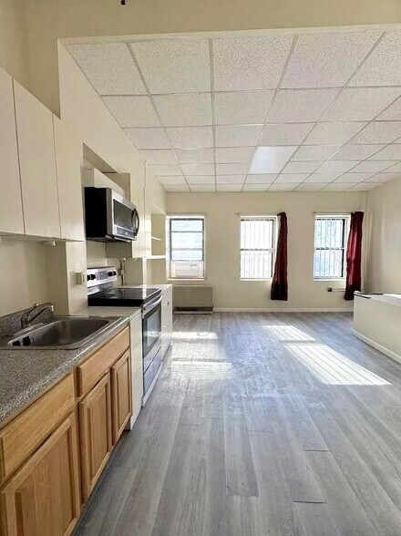 More Photos Of 141 Grand St, New York Storefront Retail Office For Sale