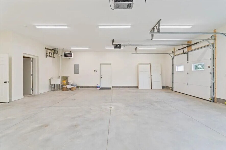 More Photos Of 1805 S 8th Ave E, Newton Specialty For Sale