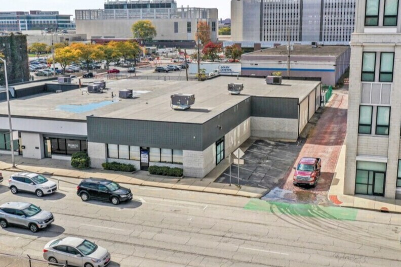 More Photos Of 1340 N Illinois St, Indianapolis Showroom For Lease