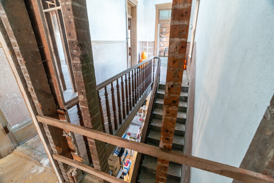 More Photos Of 217 W Main St, Washington General Retail For Sale