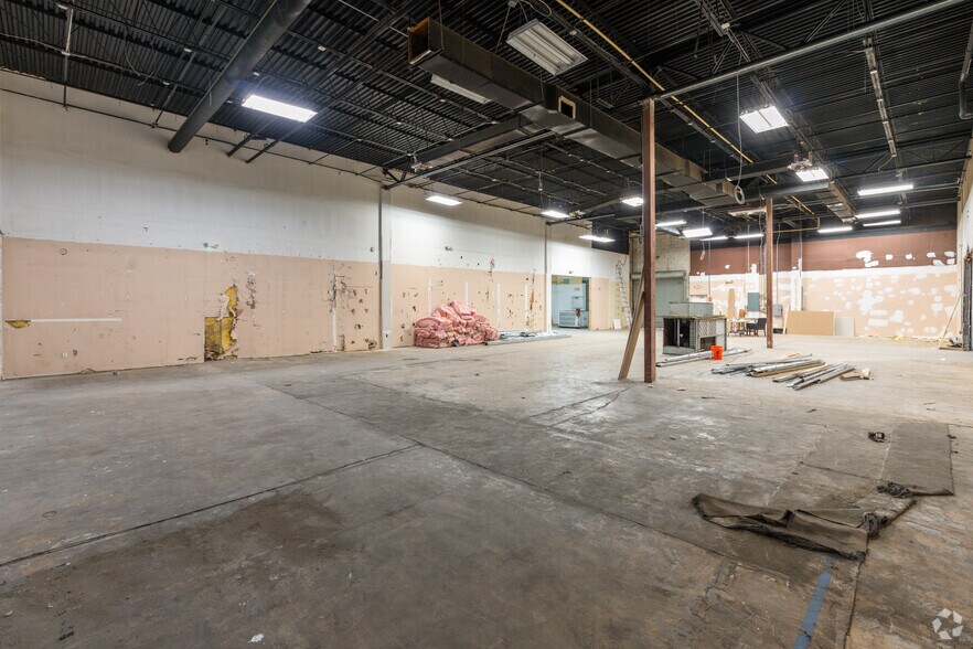 More Photos Of 900 Park Centre Blvd, Miami Gardens Showroom For Lease