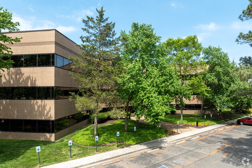 Primary Photo Of 10800 Midlothian Tpke, North Chesterfield Office For Lease