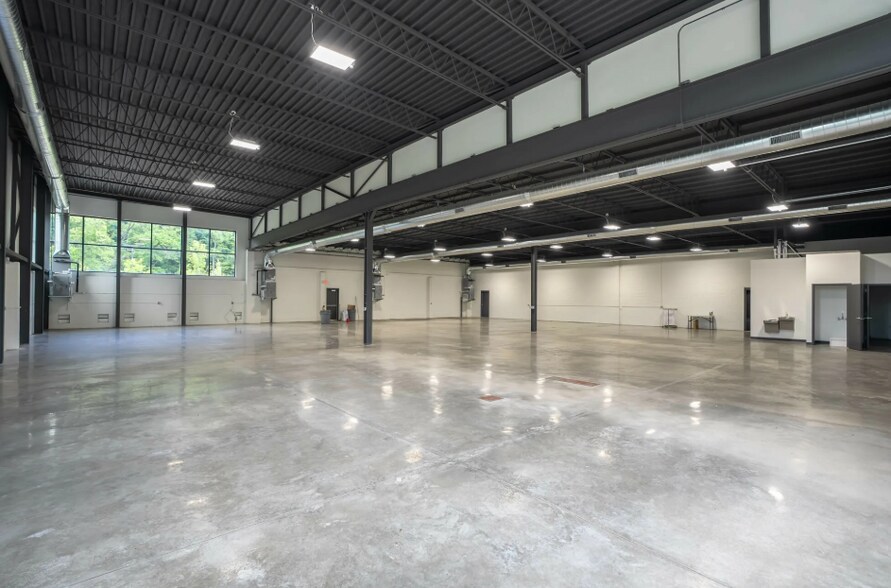 More Photos Of 16350 Northville Rd, Plymouth Showroom For Sale