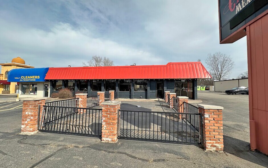More Photos Of 28990-29104 Orchard Lake Rd, Farmington Hills Restaurant For Lease