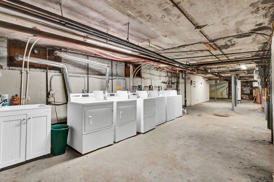 More Photos Of 28 Whitney St, Hartford Apartments For Sale