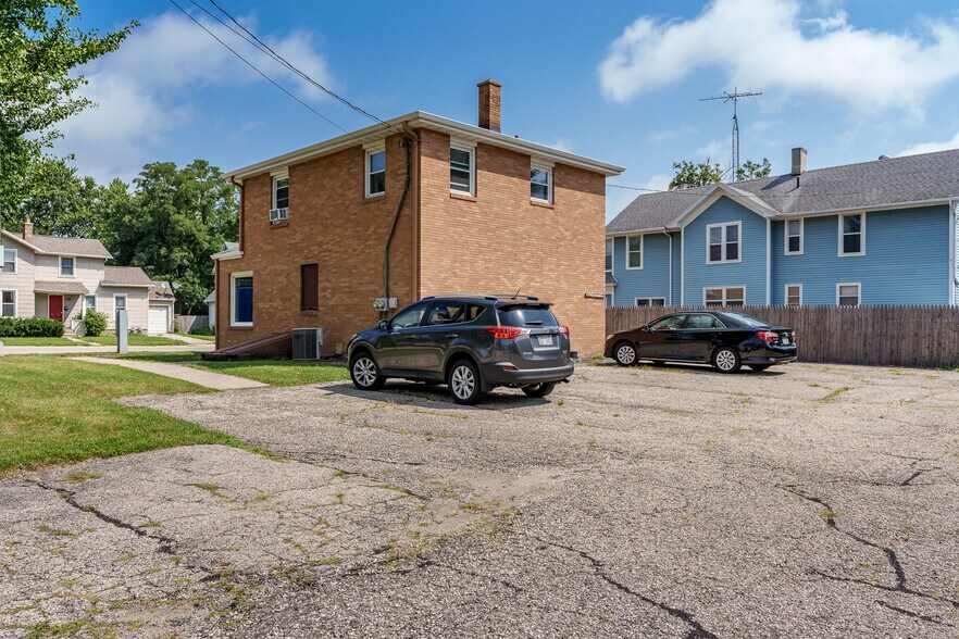 More Photos Of 1321 W Court St, Janesville Apartments For Lease