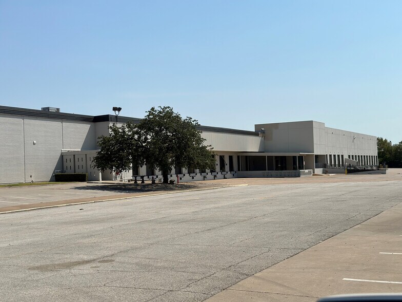 More Photos Of 502 Fountain Pky, Grand Prairie Warehouse For Lease