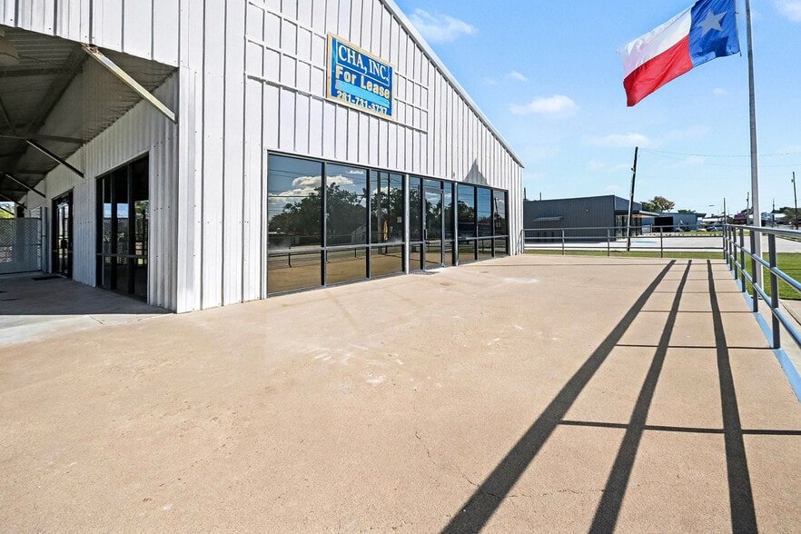 More Photos Of 110 N Walker St, Angleton Warehouse For Lease