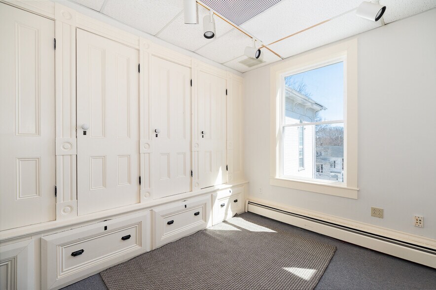 More Photos Of 29 N Main St, Ipswich Office For Sale