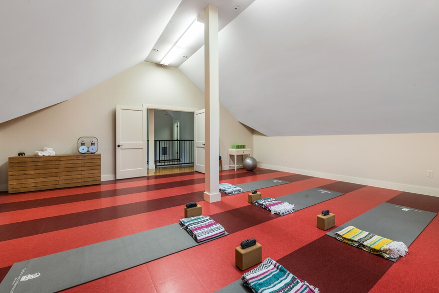 More Photos Of 16 Burke Rd, Peterborough Specialty For Sale